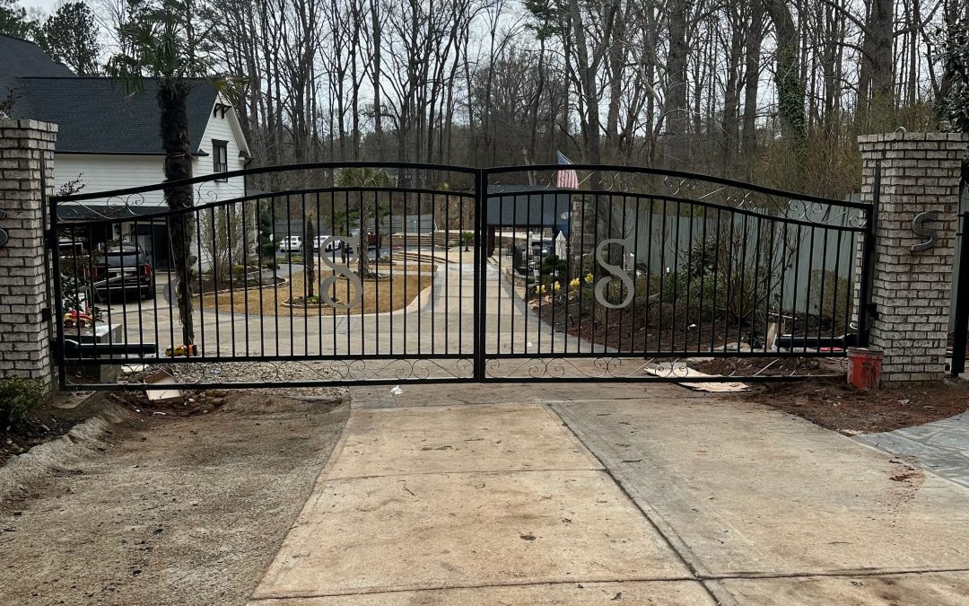 Top Design Trends for Custom Gates in 2025